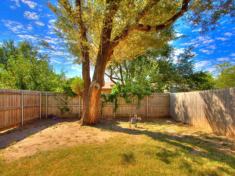 820 Russell Cir #820 — Photo 7
