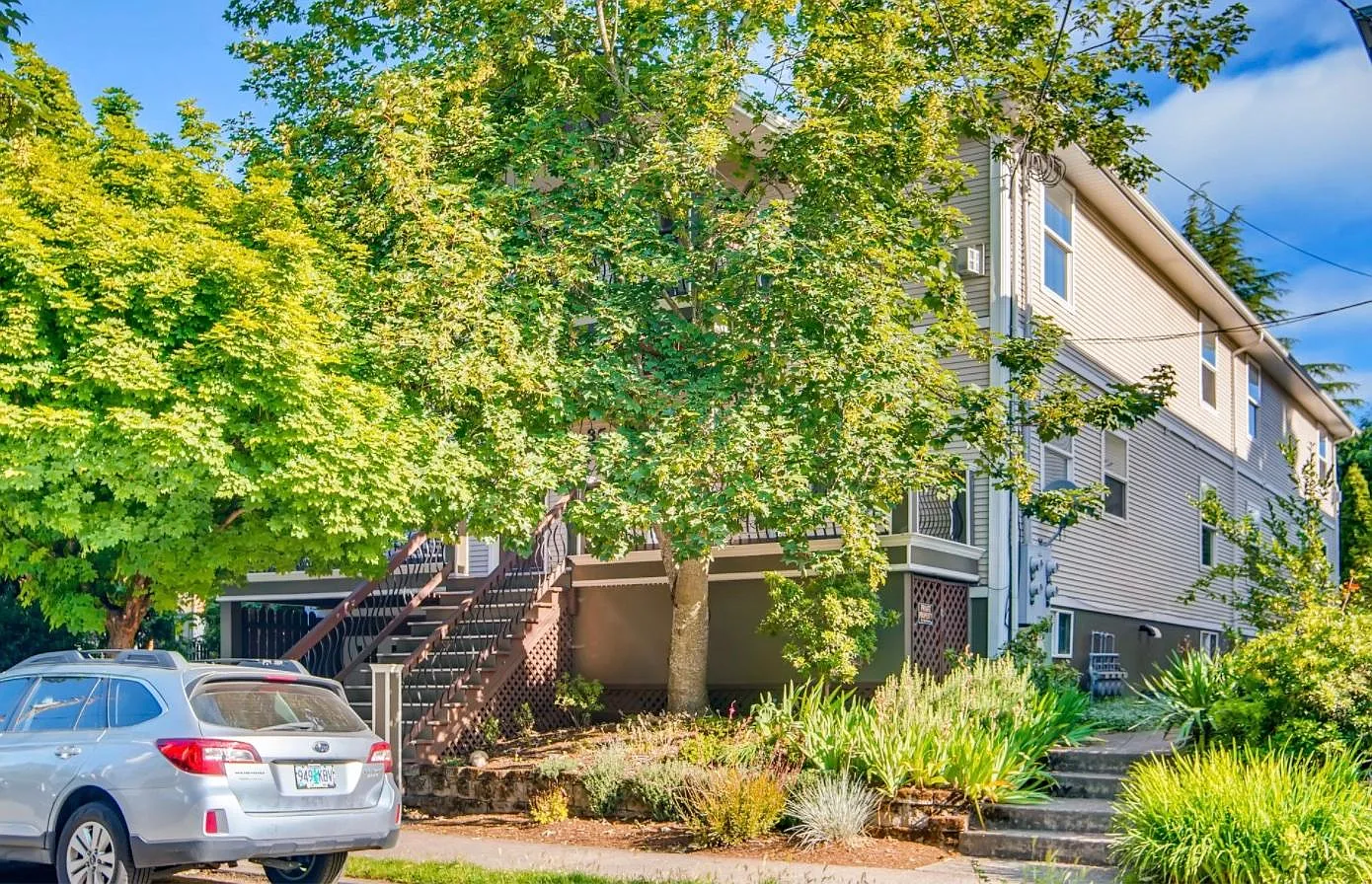 35 NE Tillamook St APT B photo 1
