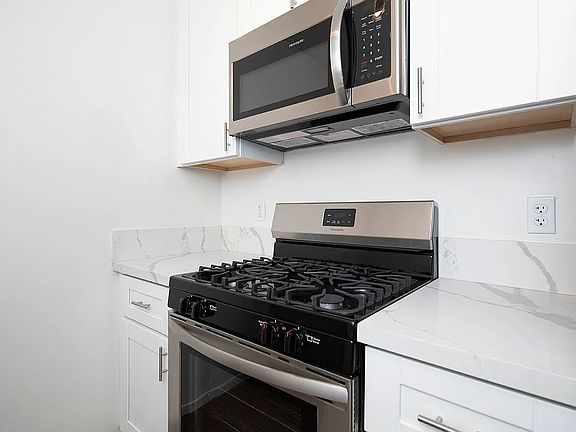 3rd image of 925 Thomas Ave #2