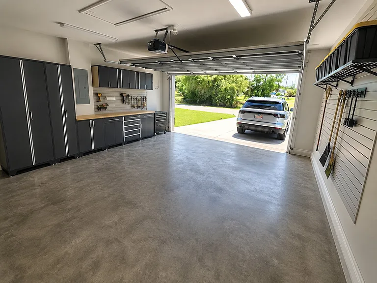Garage (Virtually Stage)