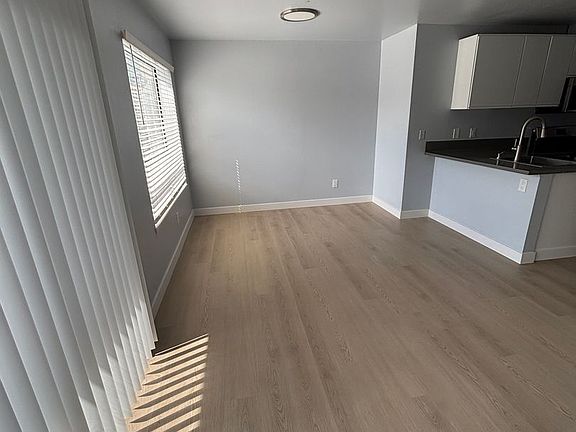 5th image of 601 E Denny Way #304