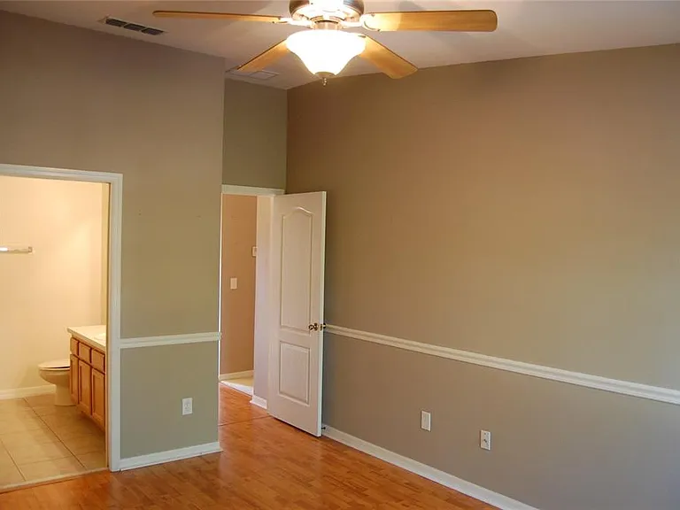 423 Wilton Cir — Photo 12