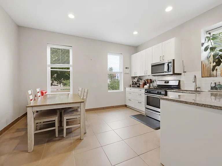 935 Summit Ave #2 — Photo 4