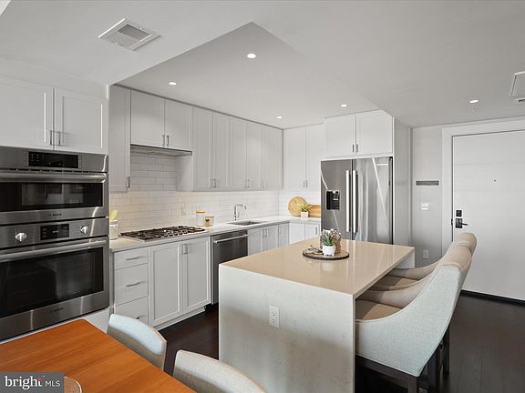 4th image of 925 N Fairfax St #904