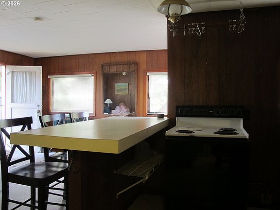 5th image of 681 SE Port Ave
