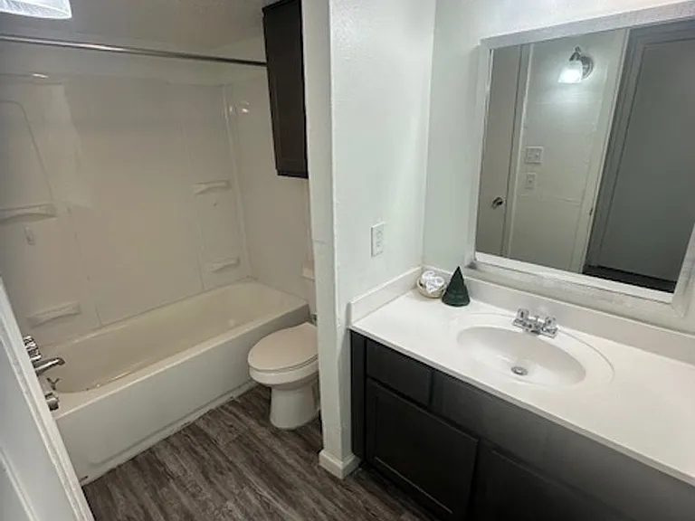 Las Brisas Apartments — Photo 16