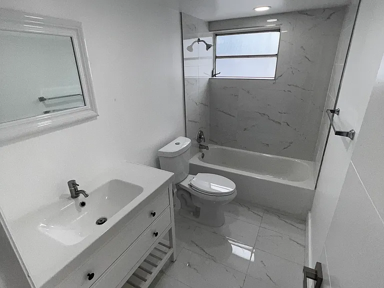 858 SW 2nd St #1 — Photo 8