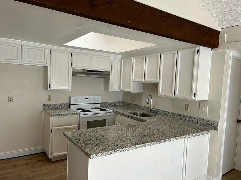 1710 Avondale Ave — Photo 2