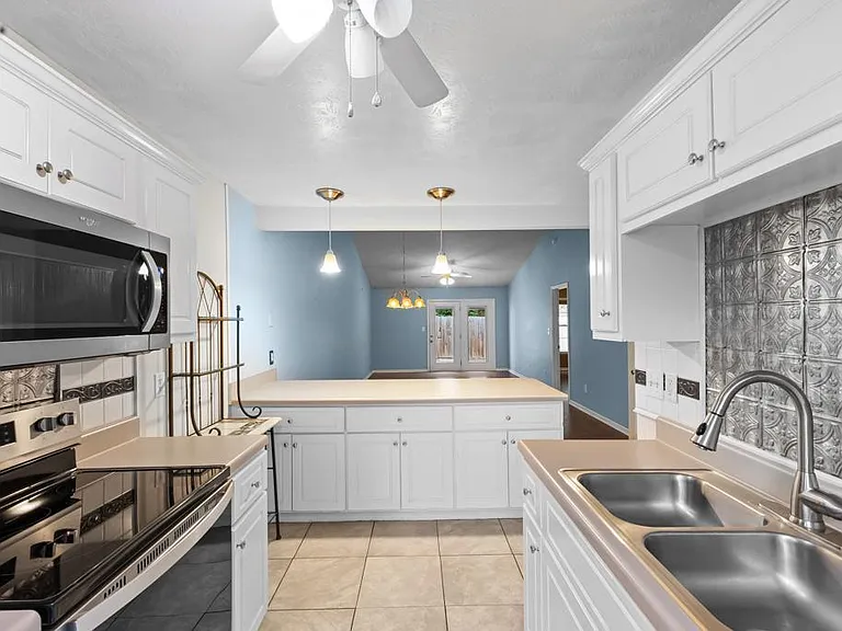 210 New Haven Ln SW — Photo 5