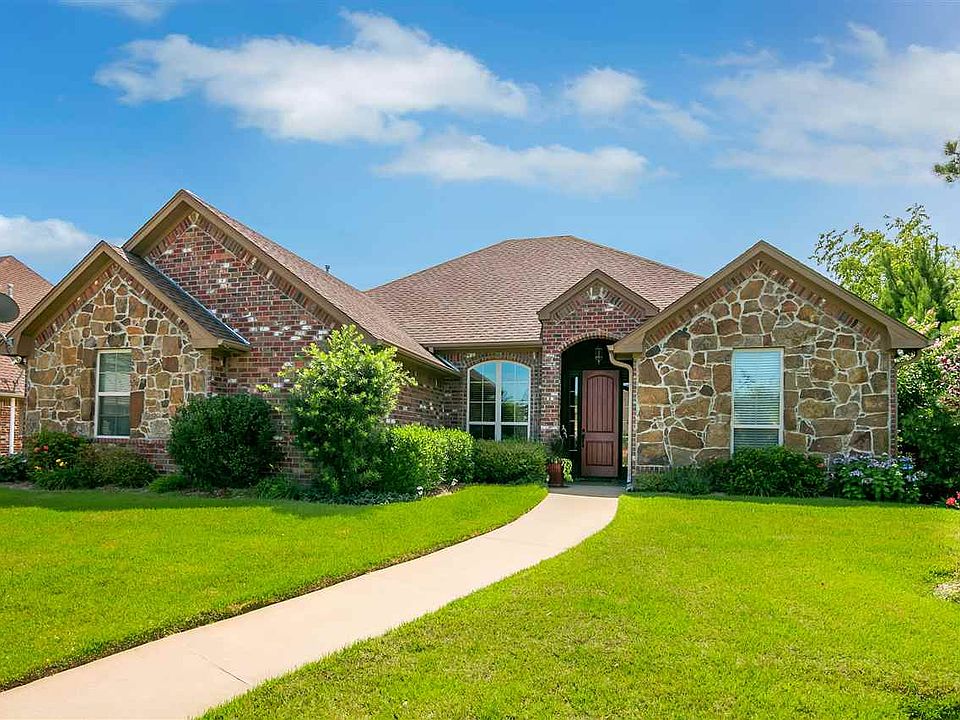1st image of 803 Woodridge Cir