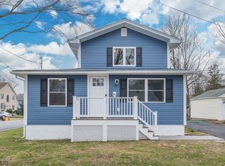 27 Poplar St, Bloomingdale, NJ 07403