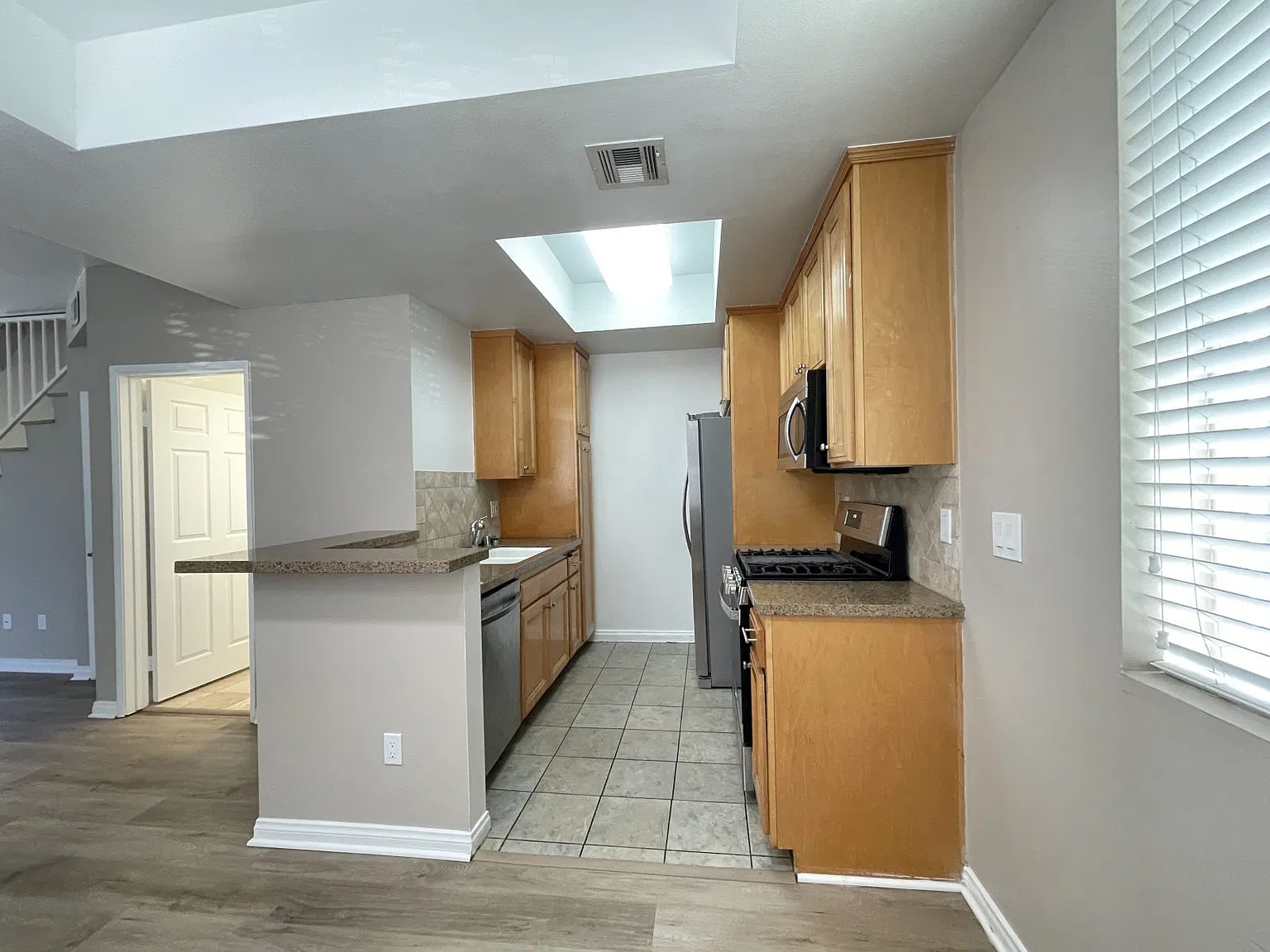 2 bed, 2.5 bath, 1200 sqft, $3,600 — Photo 2