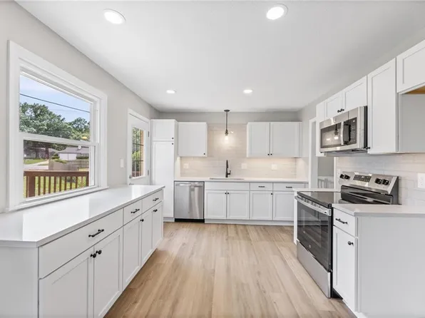 9315 Grant Dr, Overland Park, KS 66212