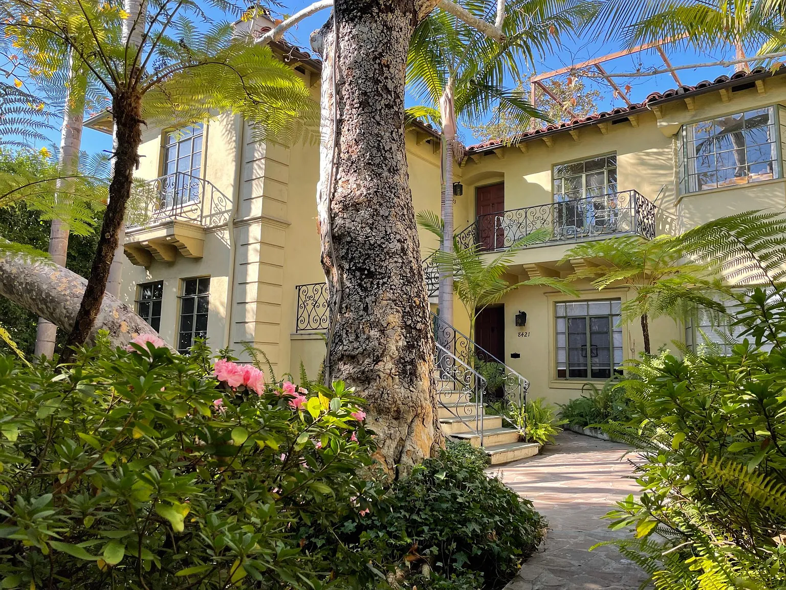 2 bed, 2100 sqft, $6,200 — Photo 1
