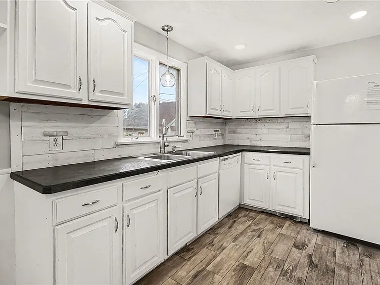 66 Woodrow Ave — Photo 4