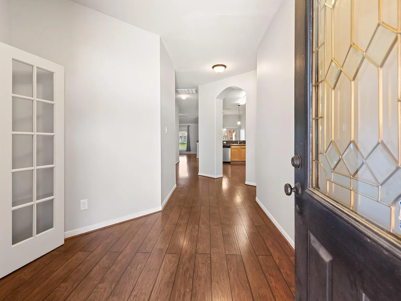 3 bed, 2.0 bath, 1913 sqft, $2,300 — Photo 3