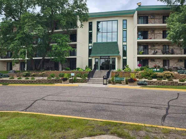 10501 Cedar Lake Rd APT 212, Minnetonka, MN 55305