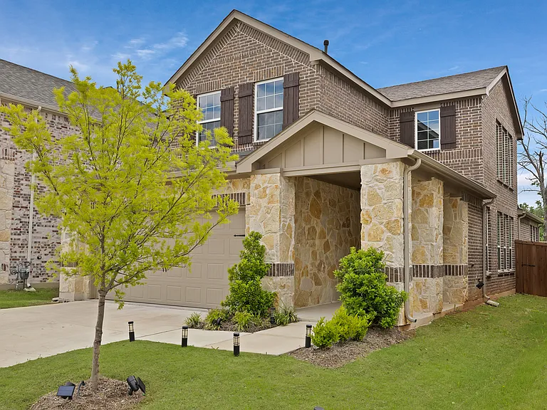 758 Creekwater Ln — Photo 2