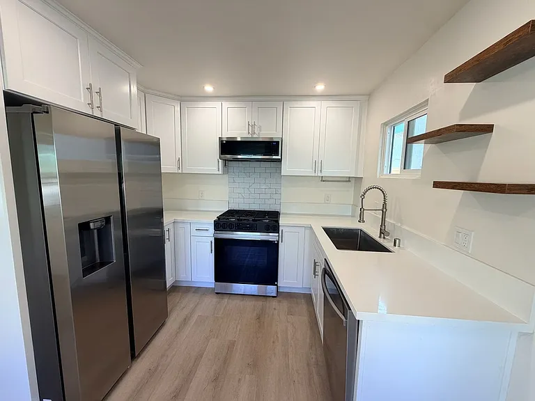 227 N Juanita Ave — Photo 9
