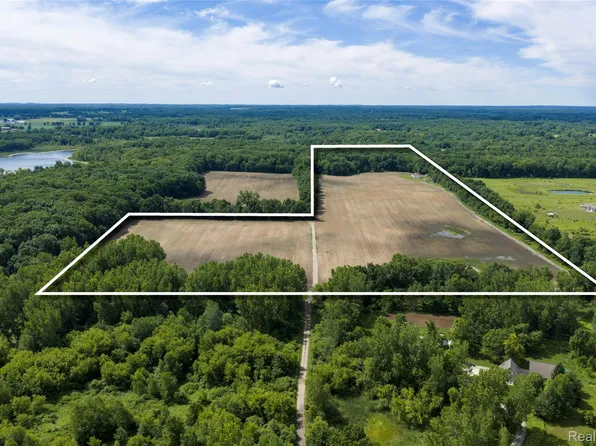 10069 Silver Lake Rd, Linden, MI 48451