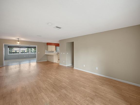 4th image of 226 NE Arwood Ct