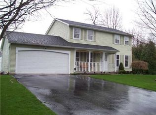 24 Limerick Ln, Gates, NY 14606