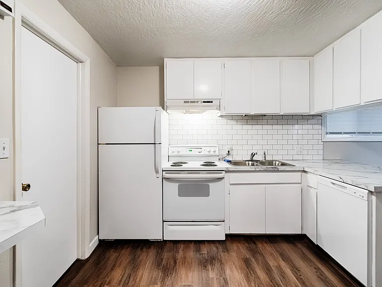 512 Elmwood Dr #1 — Photo 8