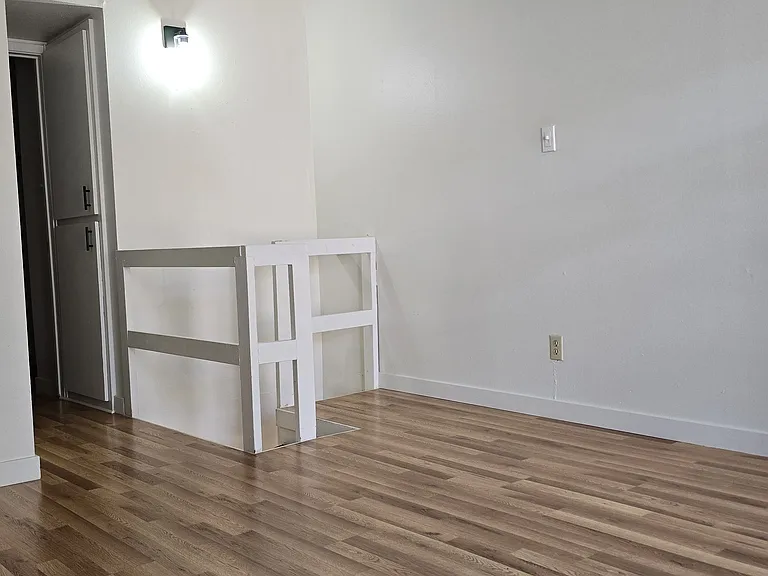 Updated 2 Story - 1 Bed UNM Town Home Apt.l w/ Balcony & Yard — Photo 6