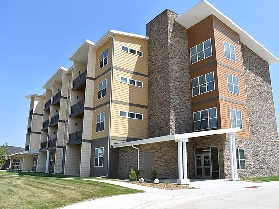 2nd image of 1821 Hillcrest Dr #208