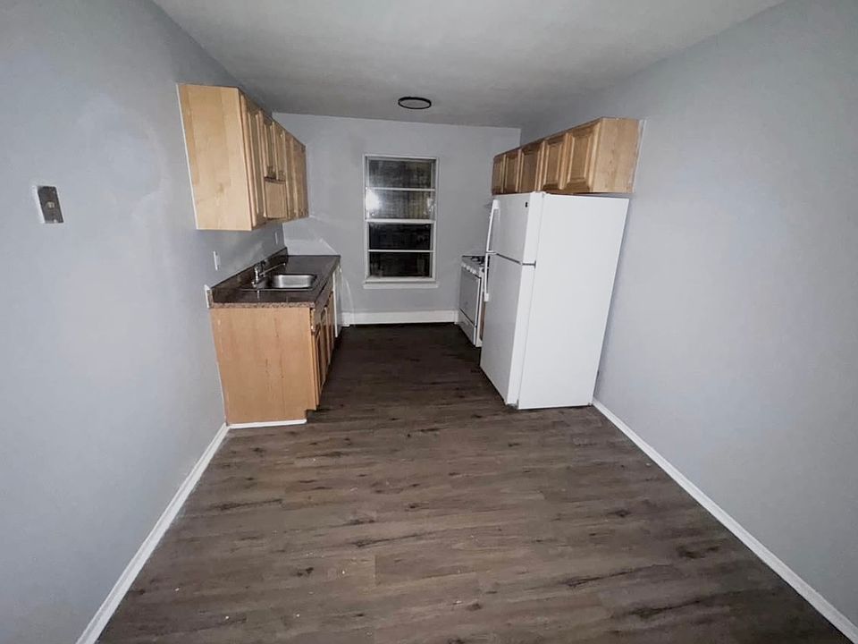 2nd image of 52 W Stratford Pl Unit A3