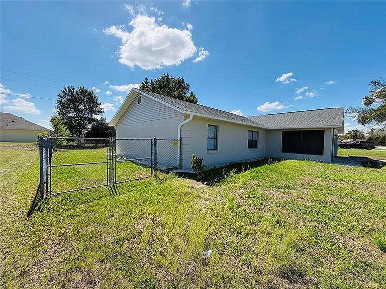 2870 SW 143rd Place Rd — Photo 3