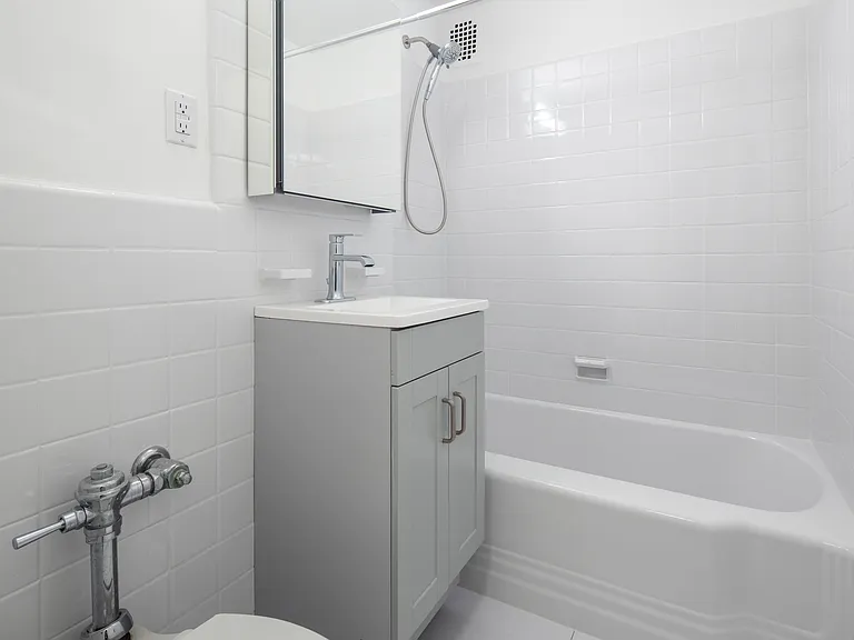 140 E 56th St #11F — Photo 12