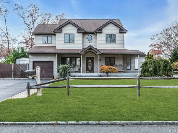 94 Pequot Lane, East Islip, NY 11730