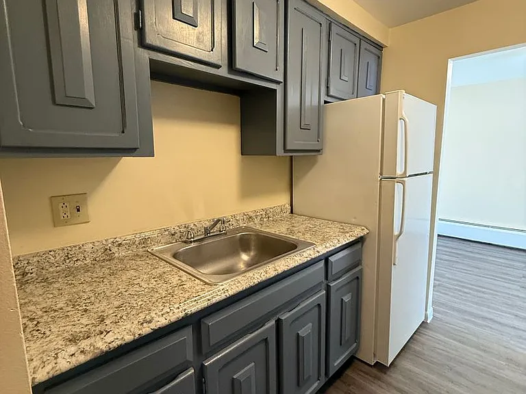 377 Stanley St — Photo 3