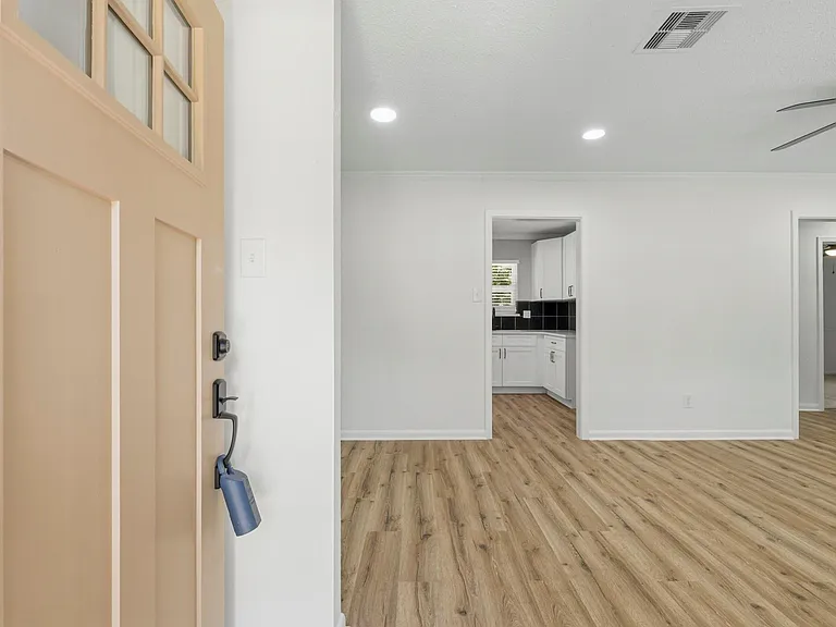 913 Meadowlane St — Photo 5
