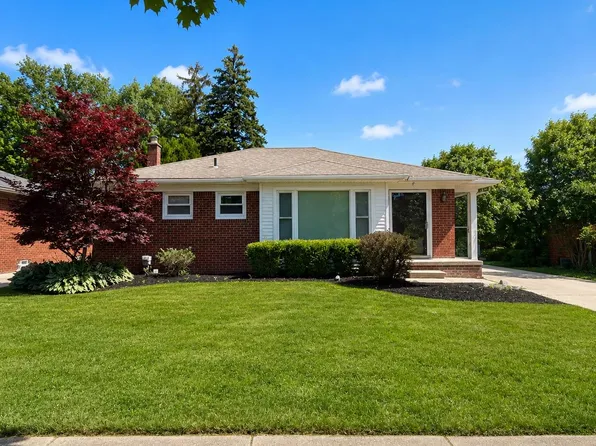 21931 Mauer St, Saint Clair Shores, MI 48080