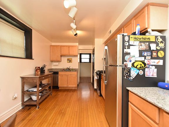 2nd image of 1520 W Cornelia Ave APT G