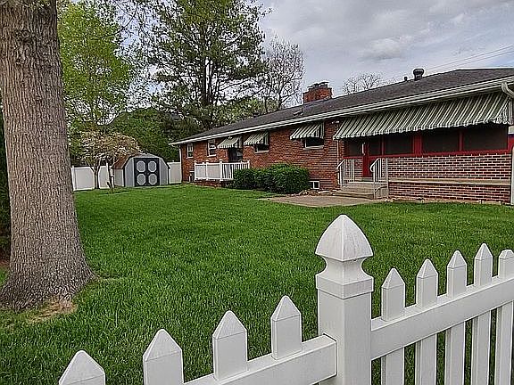 4th image of 1801 Plum St