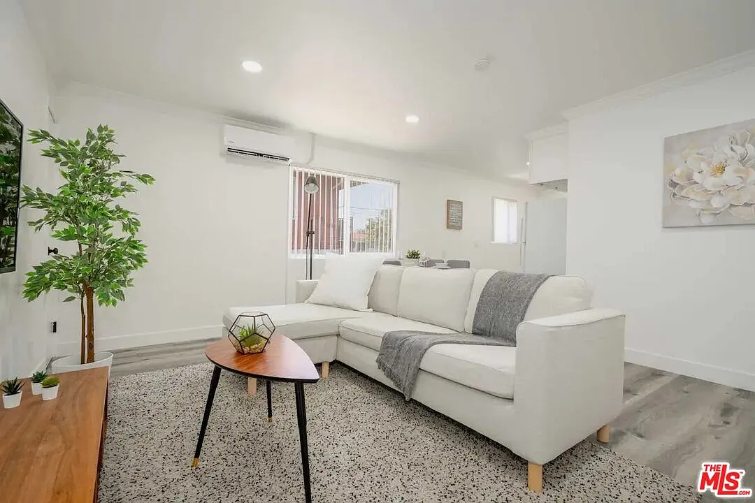 3 bed, 1.0 bath, 1028 sqft, $3,600 — Photo 3