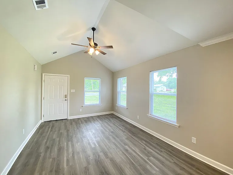 400 N Elm St — Photo 16