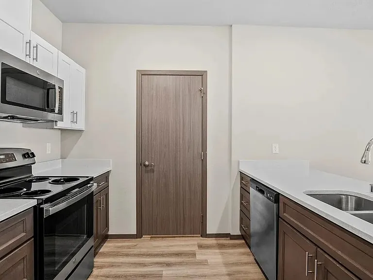 River City Apartments — Photo 23