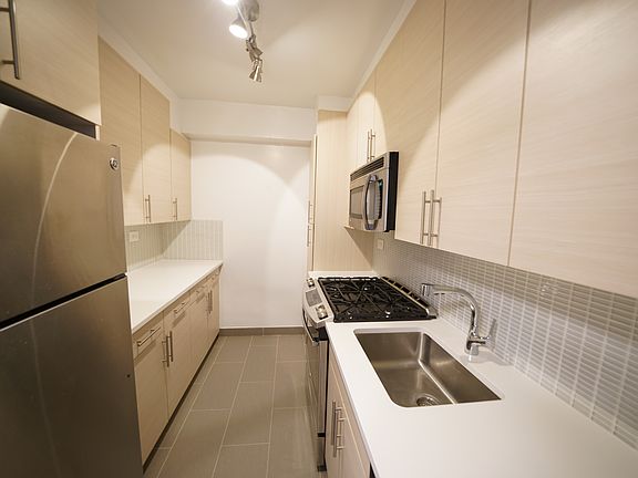 4th image of 160 E 84th St APT 3J