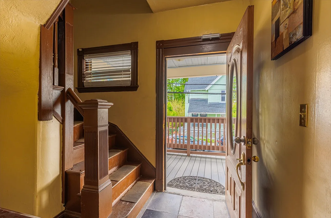 3 bed, 1100 sqft, $2,700 — Photo 3