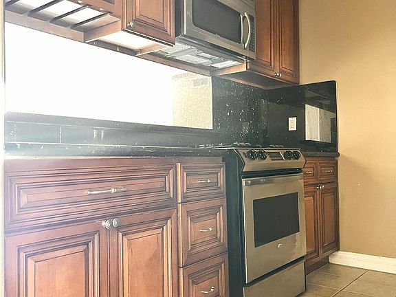 4th image of 826 2nd St APT 305