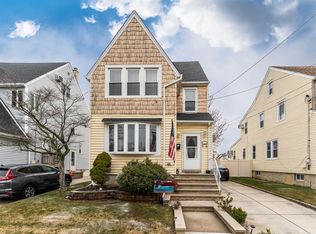 31 Amherst Rd, Valley Stream, NY 11581