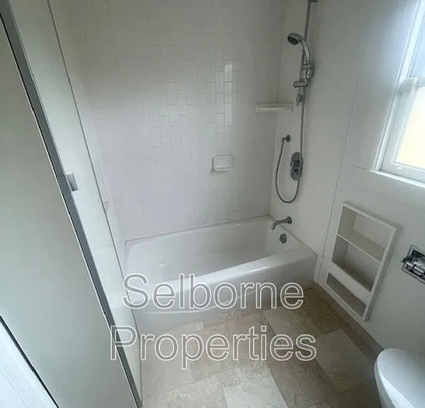1424 E 20th St — Photo 55