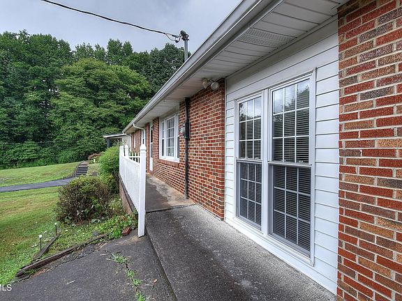 4th image of 195 Poplar Hill Dr