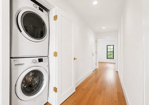 Building, photo 1
