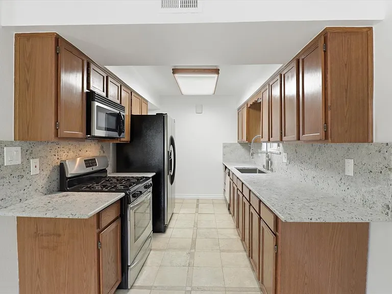 577 Houston Dr — Photo 3