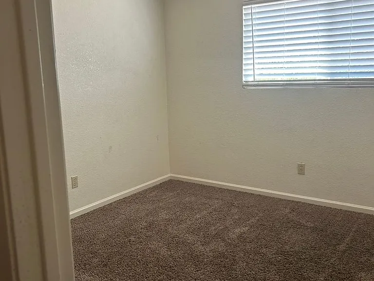 1705 Carver Ct — Photo 3